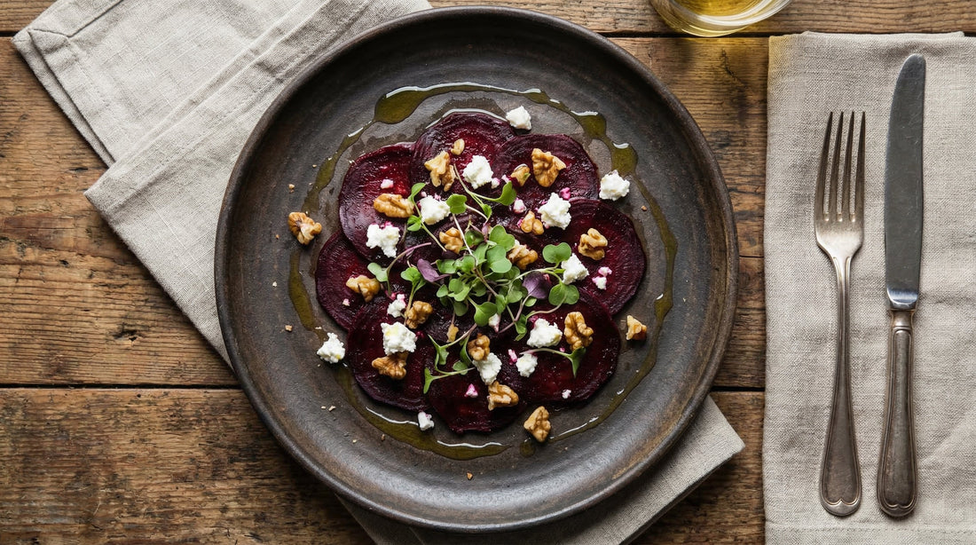 Rote-Bete-Carpaccio mit Rucola, Parmesan und Pinienkernen